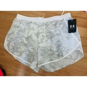 NWT  Under Armour Camouflage  Heat Gear  Loose Coupe Running Shorts Size L